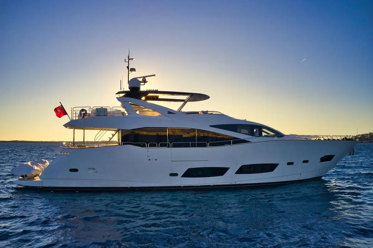 Sunseeker 90, extérieur — Yacht Hire Saint-Tropez, Saint-Tropez. Sunseeker 90 — 28m