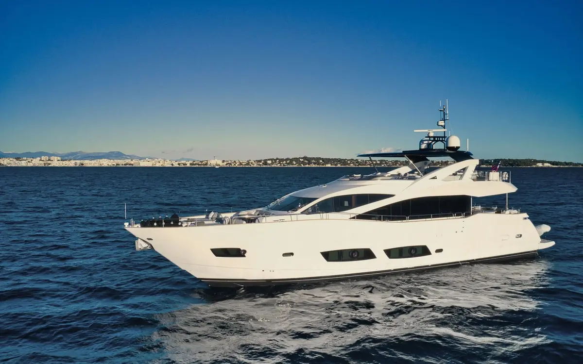 Sunseeker 90, pont principal — Yacht Hire Saint-Tropez, Saint-Tropez. Sunseeker 90 — 28m