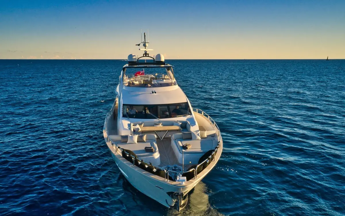 Sunseeker 90, pont arrière — Yacht Hire Saint-Tropez, Saint-Tropez. Sunseeker 90 — 28m