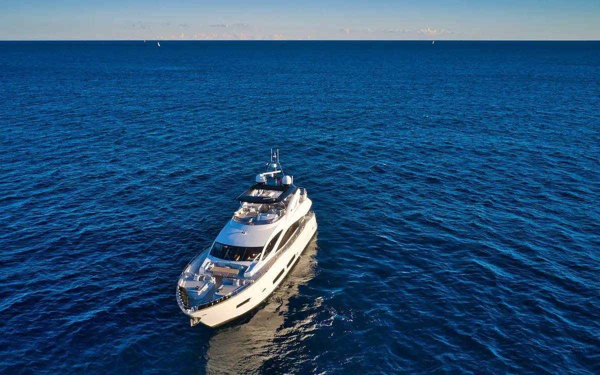 Sunseeker 90, salon — Yacht Hire Saint-Tropez, Saint-Tropez. Sunseeker 90 — 28m