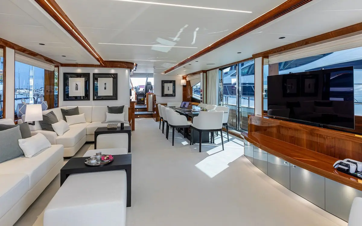 Sunseeker 90, cabine principale — Yacht Hire Saint-Tropez, Saint-Tropez. Sunseeker 90 — 28m