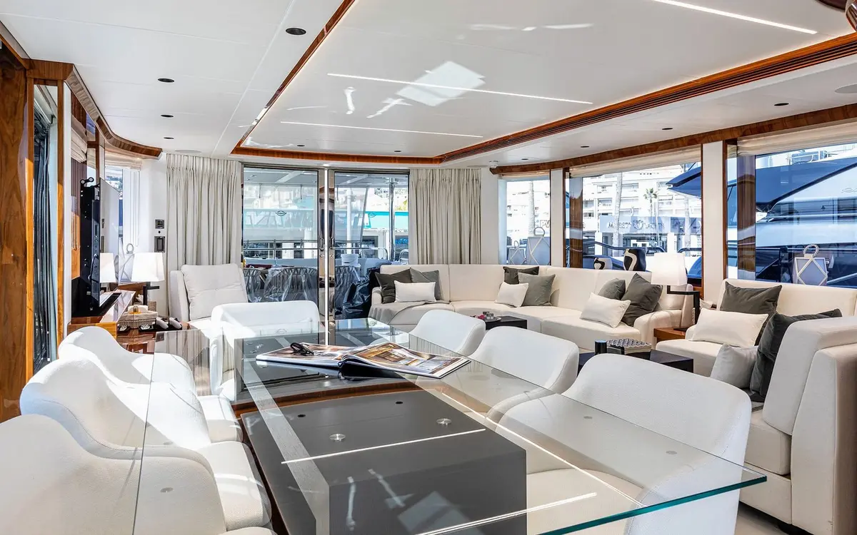 Sunseeker 90, flybridge — Yacht Hire Saint-Tropez, Saint-Tropez. Sunseeker 90 — 28m