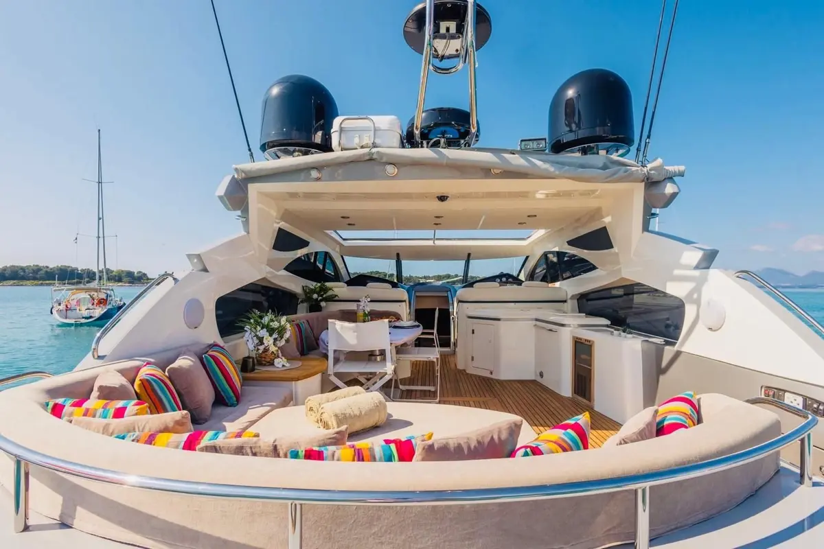 Sunseeker Predator 68, aft deck — Yacht Hire Saint-Tropez, Saint-Tropez. Sunseeker Predator 68 — 20m