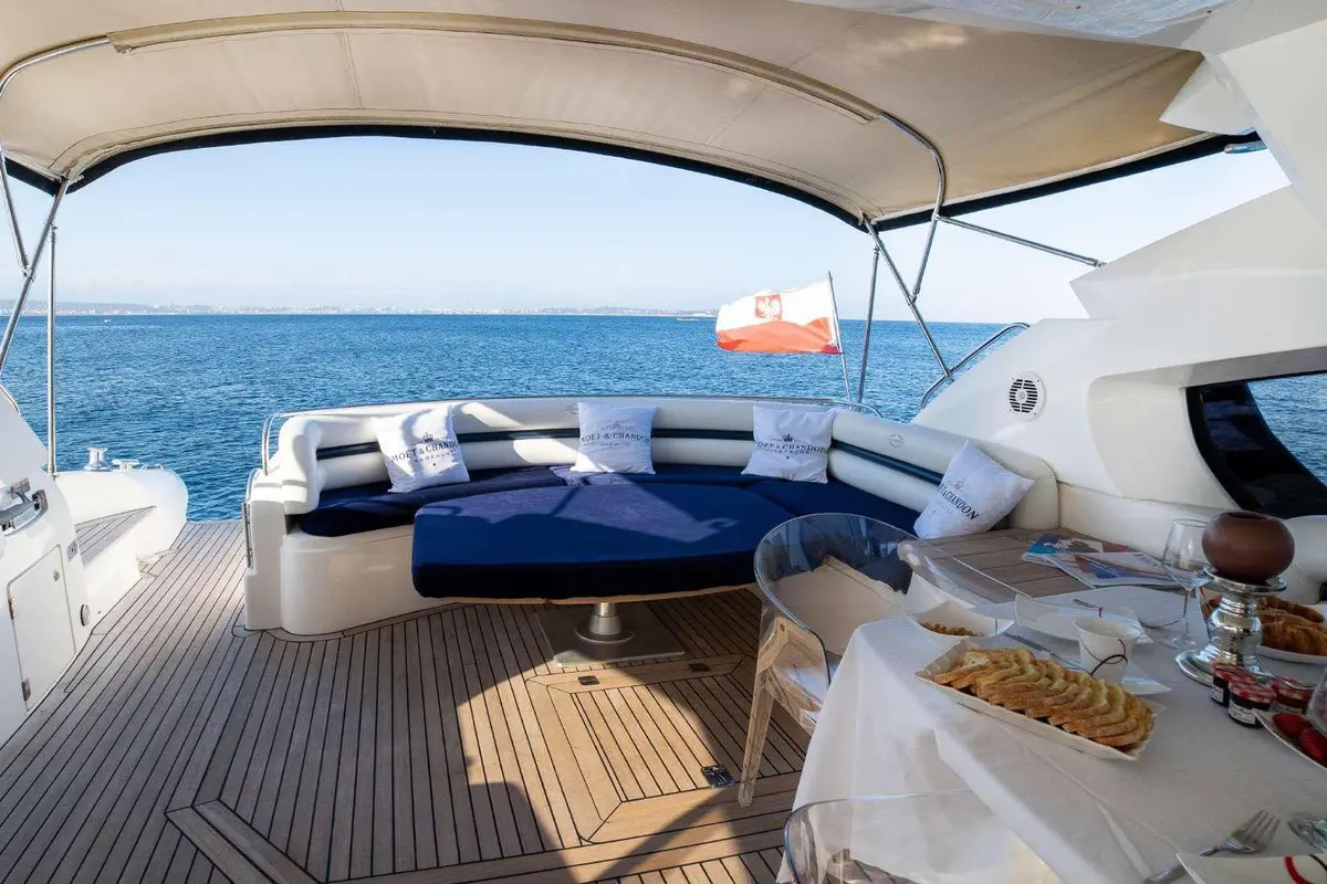 Sunseeker Predator 68, salon — Yacht Hire Saint-Tropez, Saint-Tropez. Sunseeker Predator 68 — 20m