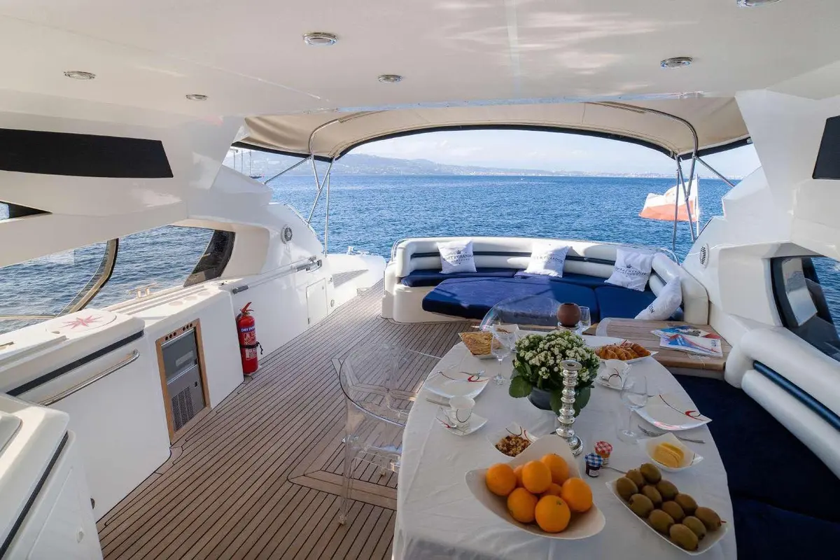 Sunseeker Predator 68, master cabin — Yacht Hire Saint-Tropez, Saint-Tropez. Sunseeker Predator 68 — 20m