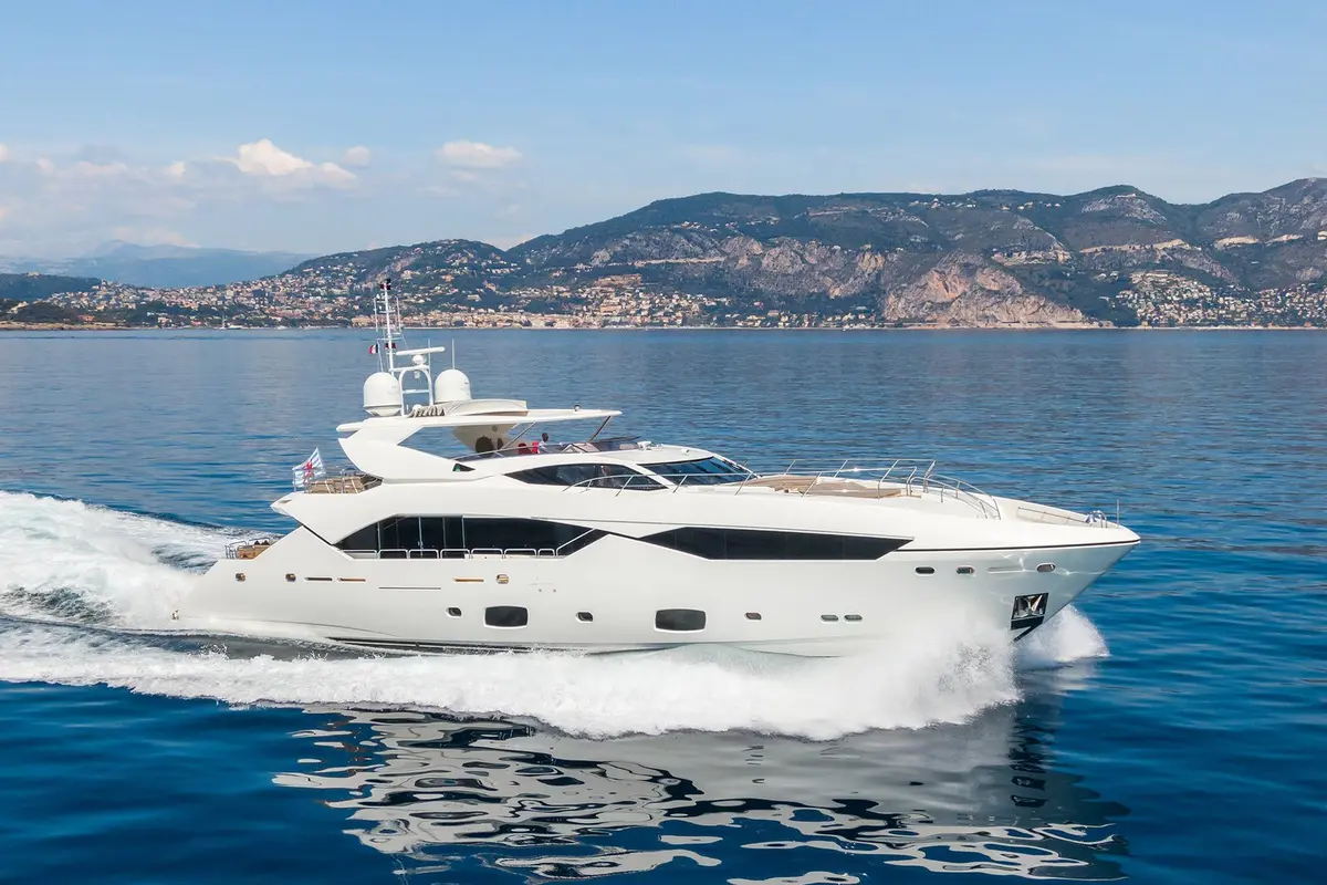 Sunseeker 115, main deck — Yacht Hire Saint-Tropez, Saint-Tropez. Sunseeker 115 — 35m