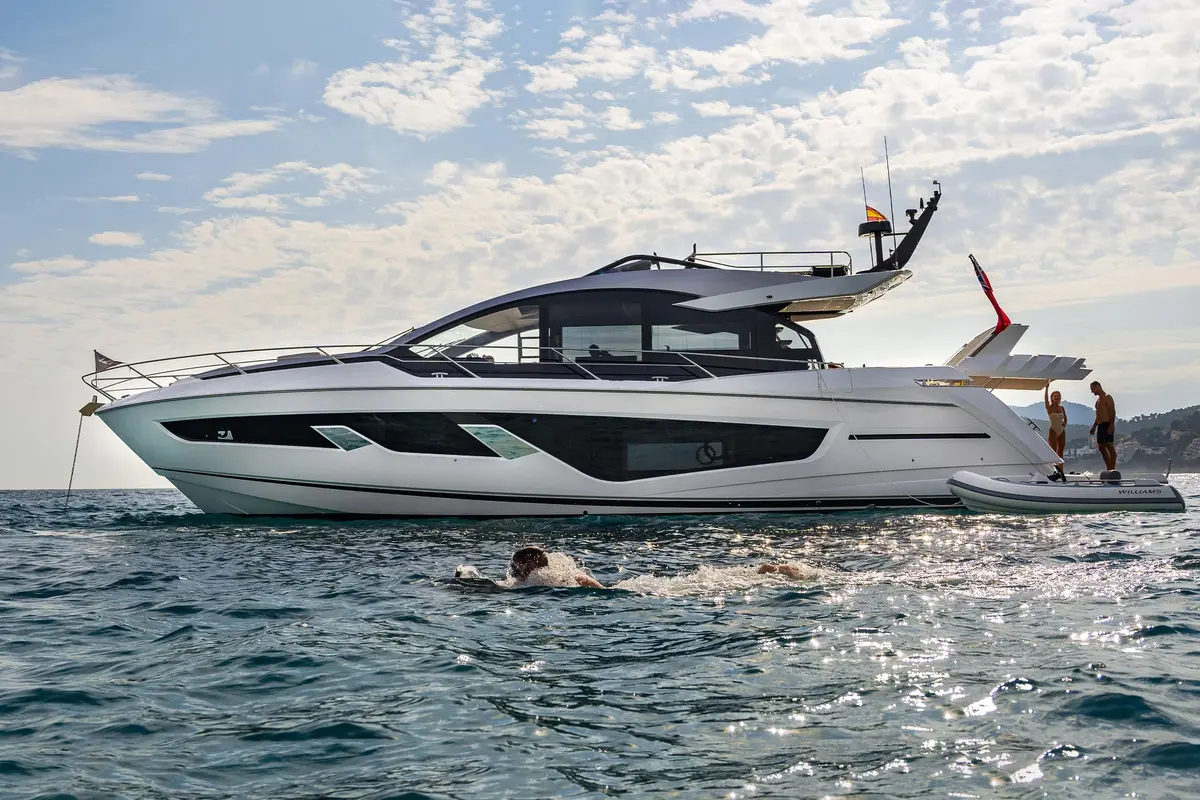 Sunseeker 65 Sport, extérieur — Yacht Hire Saint-Tropez, Saint-Tropez. Sunseeker 65 Sport — 20m