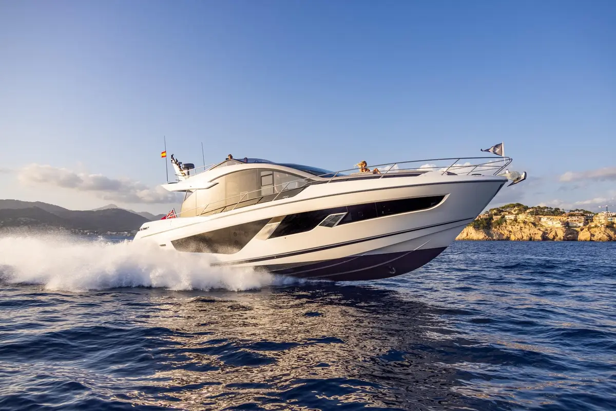 Sunseeker 65 Sport, pont principal — Yacht Hire Saint-Tropez, Saint-Tropez. Sunseeker 65 Sport — 20m
