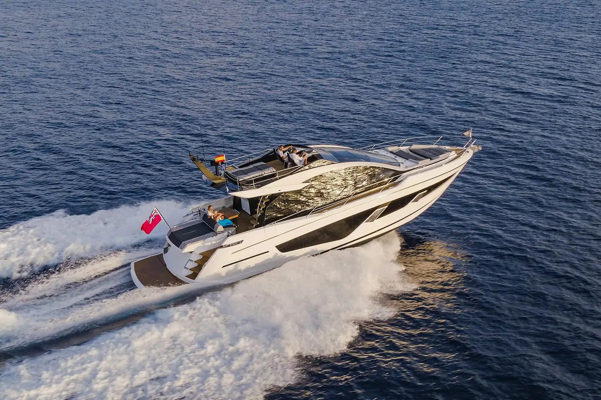Sunseeker 65 Sport, pont arrière — Yacht Hire Saint-Tropez, Saint-Tropez. Sunseeker 65 Sport — 20m