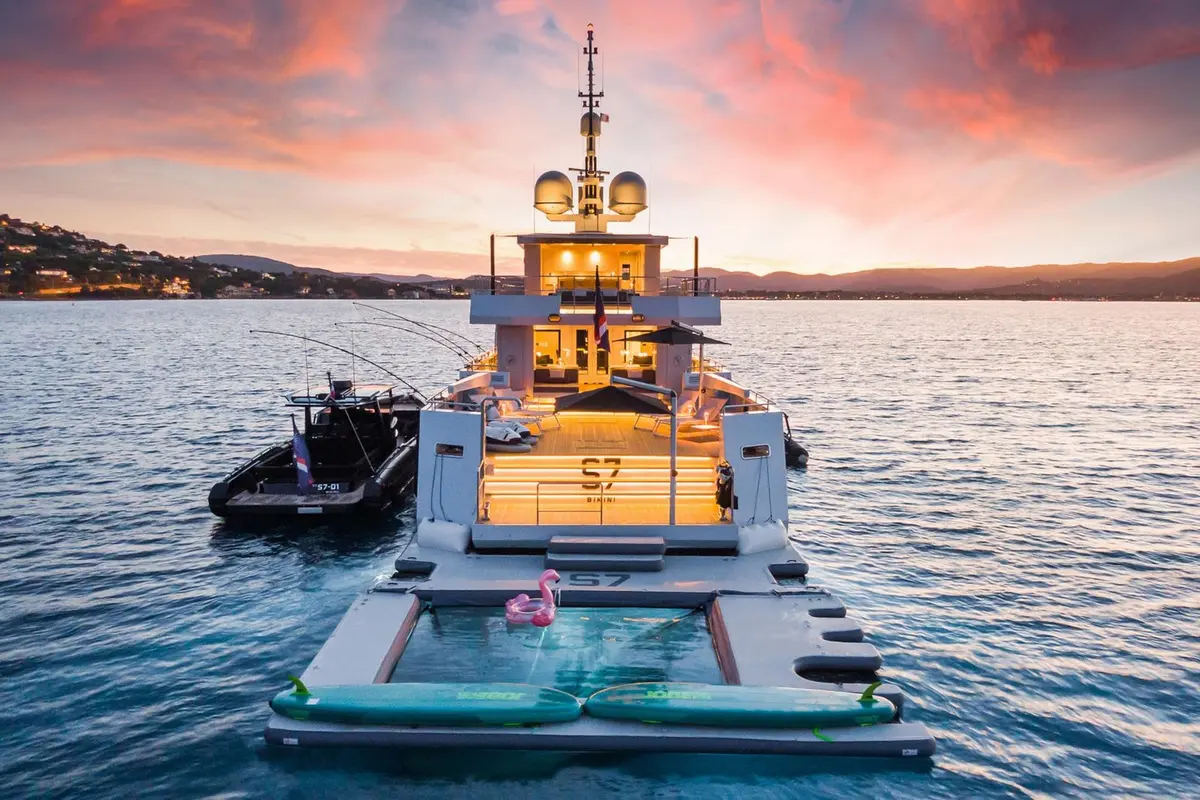 Tansu 40m, cubierta de popa — Yacht Hire Saint-Tropez, Saint-Tropez. Tansu 40m — 40m