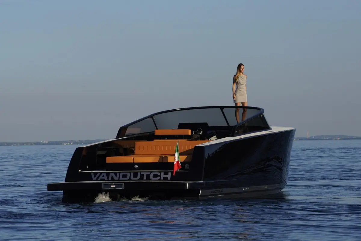 VanDutch 40, main deck — Yacht Hire Saint-Tropez, Saint-Tropez. VanDutch 40 — 12m