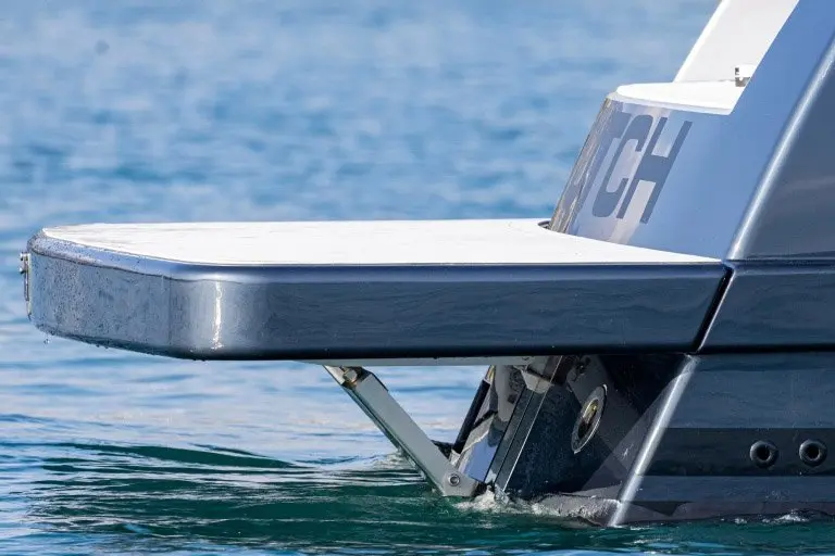 Vandutch 48, main deck — Yacht Hire Saint-Tropez, Saint-Tropez. A low, fast line along the Gulf