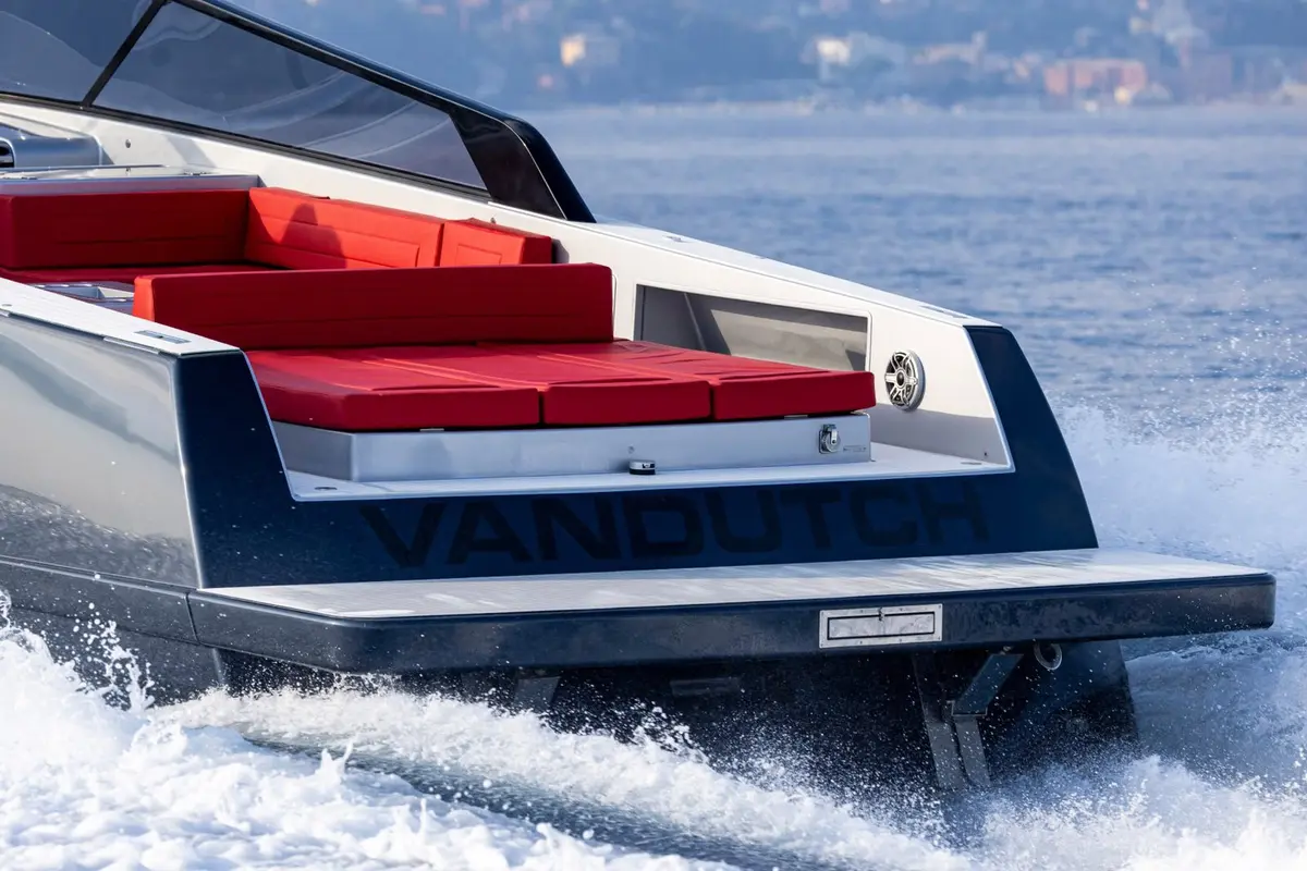 Vandutch 48, flybridge — Yacht Hire Saint-Tropez, Saint-Tropez. A low, fast line along the Gulf