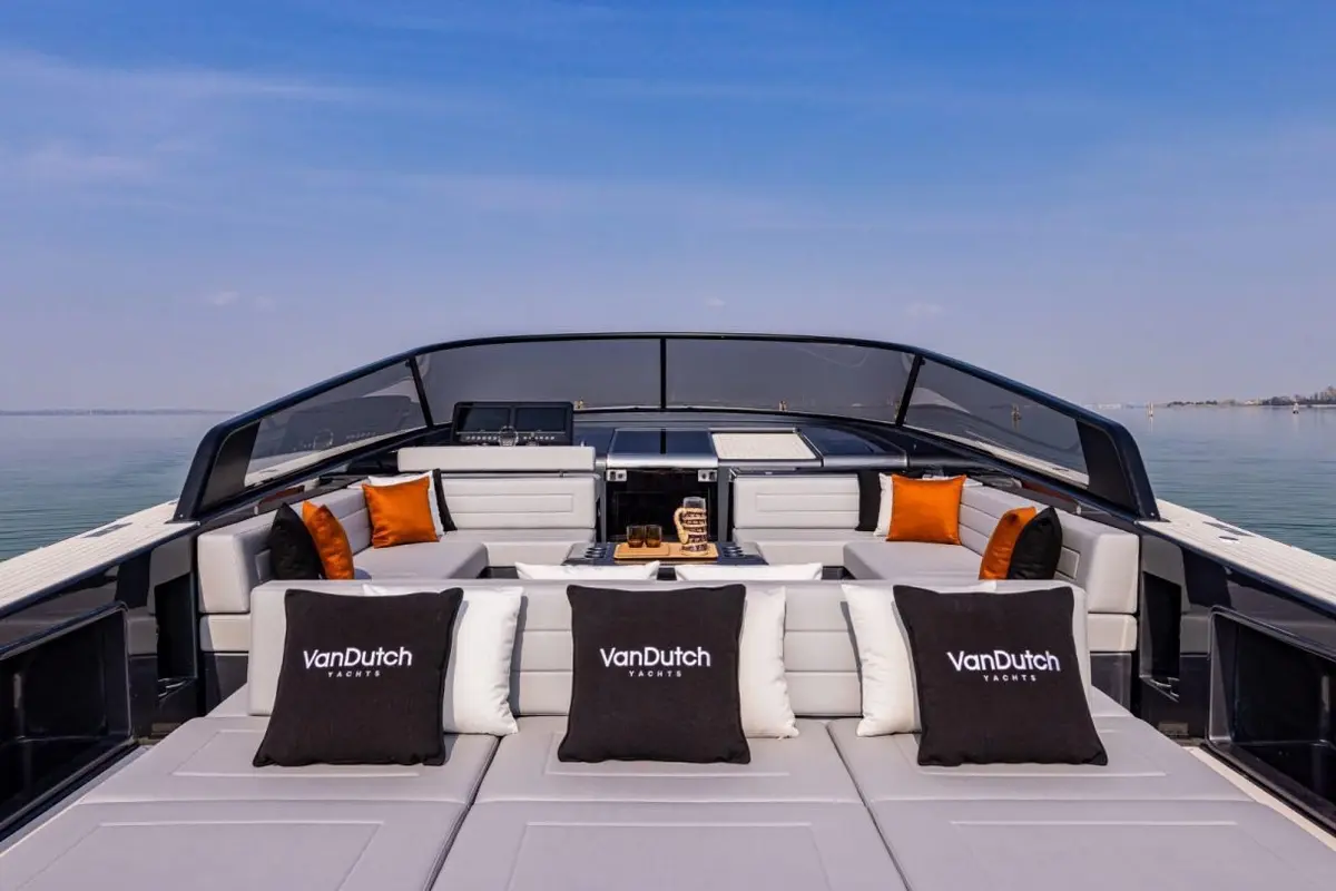 Vandutch 55, main deck — Yacht Hire Saint-Tropez, Saint-Tropez. Vandutch 55 — 16m