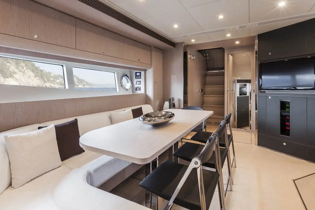 Virtus 63, flybridge — Yacht Hire Saint-Tropez, Saint-Tropez. Virtus 63 — 19m