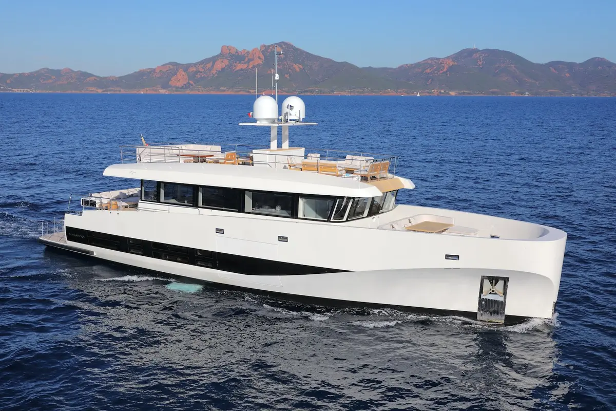 WallyAce 26, cubierta principal — Yacht Hire Saint-Tropez, Saint-Tropez. WallyAce 26 — 26m