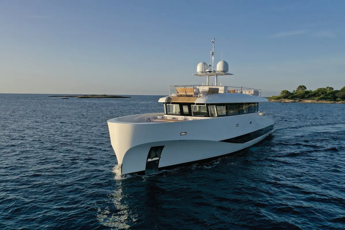 WallyAce 26, camarote principal — Yacht Hire Saint-Tropez, Saint-Tropez. WallyAce 26 — 26m