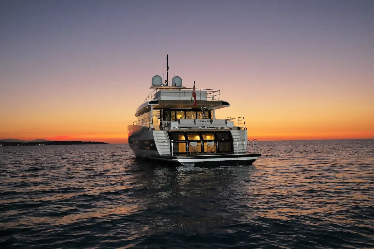 WallyAce 26, flybridge — Yacht Hire Saint-Tropez, Saint-Tropez. WallyAce 26 — 26m